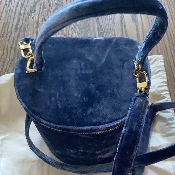 STAUD ‘vitti’ velvet bucket bag in navy blue - Picture 11 of 16